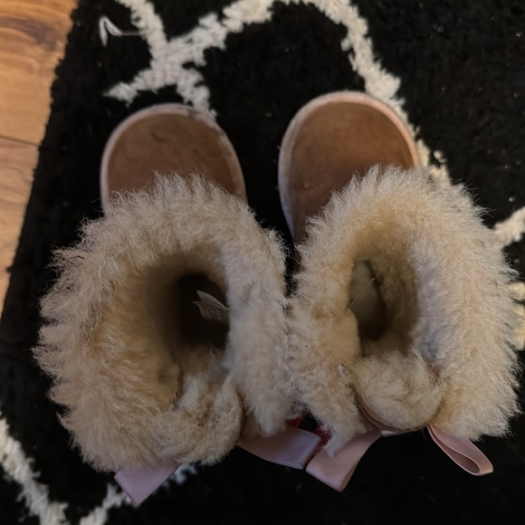 Toddler UGG Bailey boots. - Picture 4 of 4